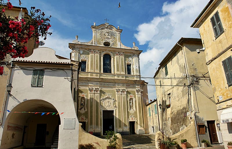 Eine Kirche in Riva Ligure, Ligurien