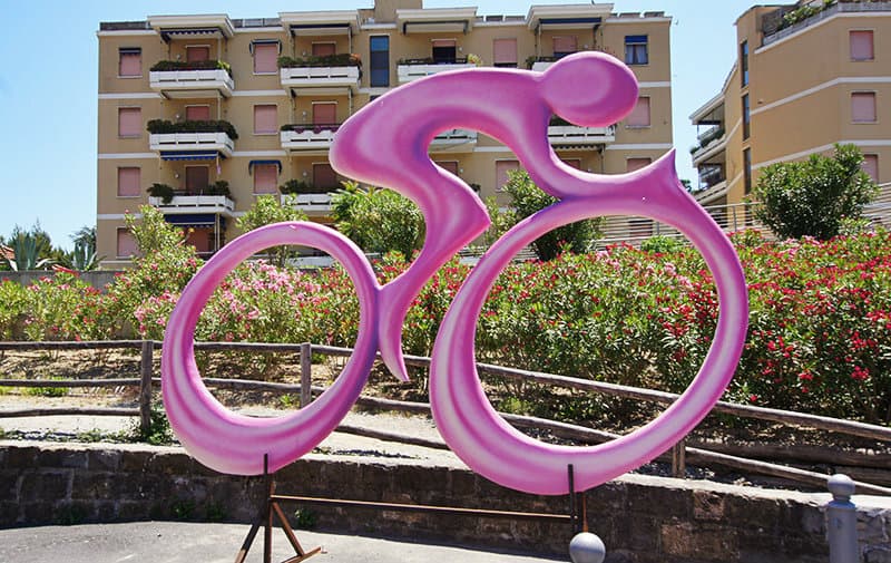 Das Symbol des Giro d'Italia, rosa Radfahrer, in San Lorenzo al Mare