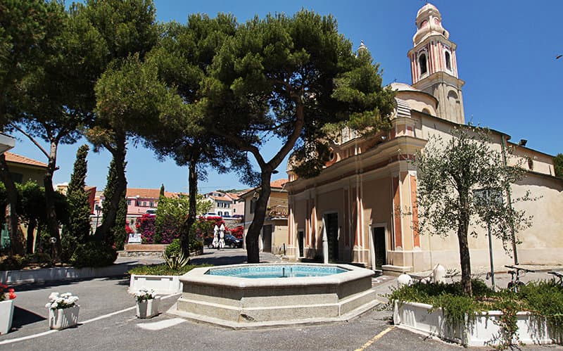 Ein sch&ouml;ner Brunnen neben einer Kirche in San Lorenzo al Mare