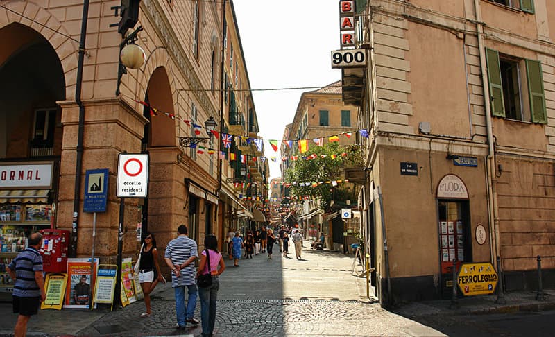 Eine Stra&szlig;e in Sanremo voll von Caf&eacute;s, Restaurants und Bars