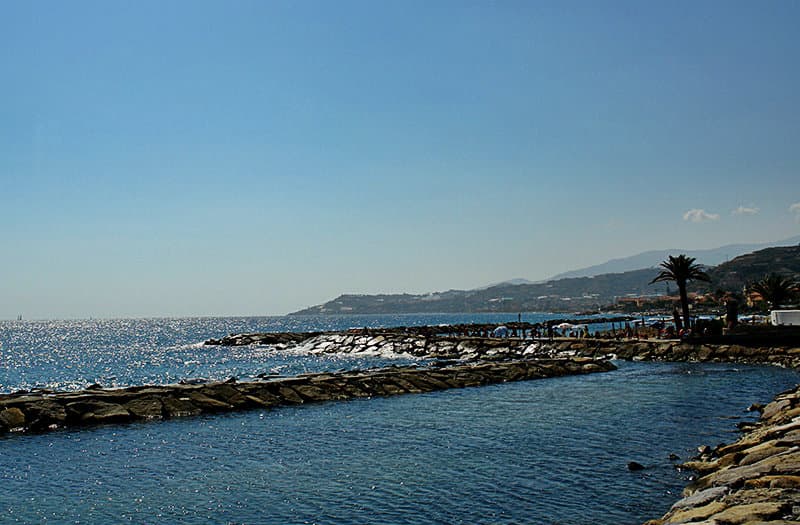 Blick auf das glitzernde Meer in Santo Stefano al Mare