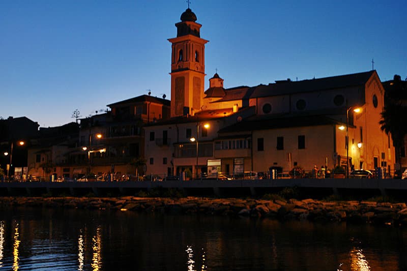 Blick auf die Altstadt von Santo Stefano al Mare in der Nacht