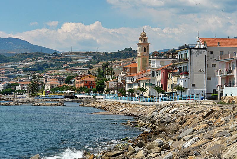 Blick auf die malerische Stadt Santo Stefano al Mare