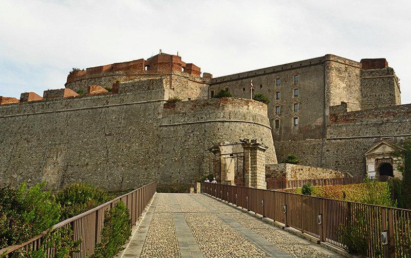Ein Blick auf Castello Priamar in Savona