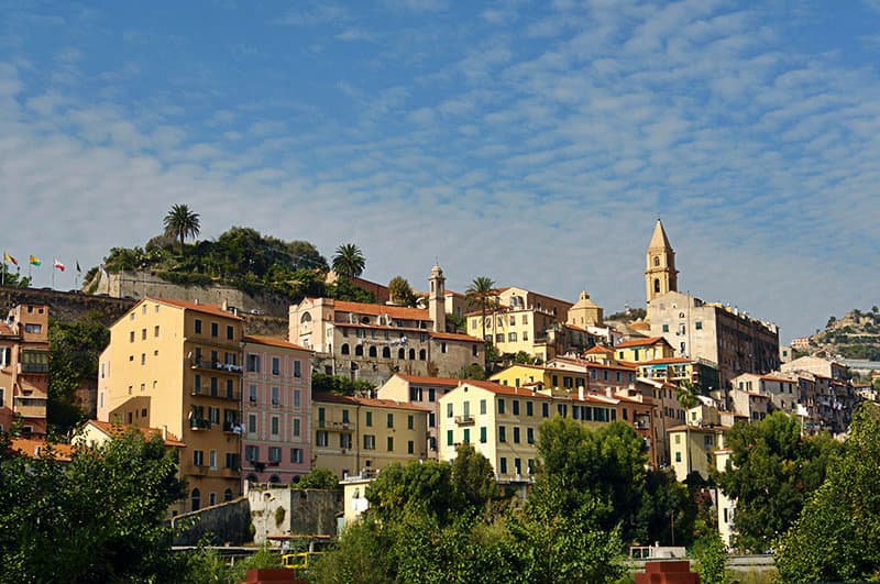 Blick auf das malerische Ferienort Ventimiglia