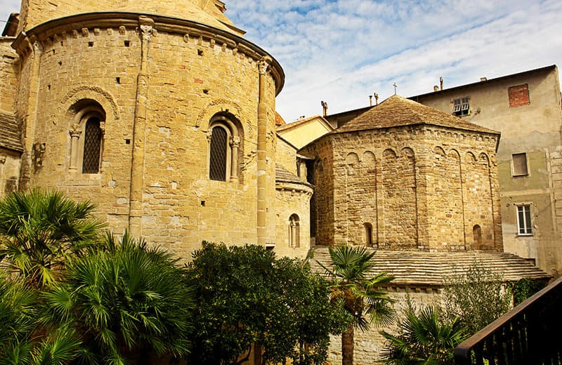 Ventimiglia ist mit seiner m&auml;chtigen Stadtmauer, der Kathedrale und dem Kloster schon von Weitem erkennbar