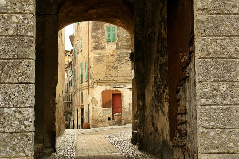 Mittelalterliche Gasse von Ventimiglia in Ligurien