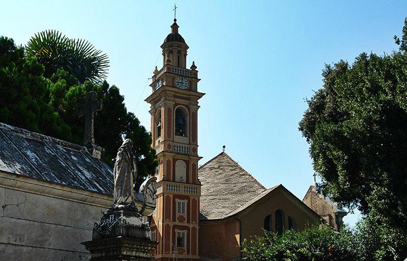 Blick auf einen Kirchturm in Zoagli