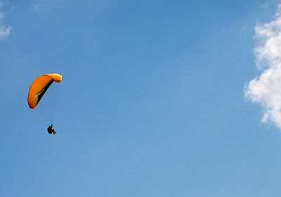 Lernen Sie Paragliding in Ligurien - lassen Sie sich von sanften Winden durch die Luft gleiten
