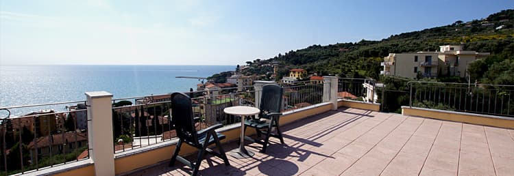 Strandnahe Ferienwohnung in Ligurien mit Dachterrasse und herrlichem Meerblick