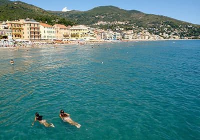 Schwimmen in Ligurien - entspannen und schwimmen Sie in dem klaren blauen und sauberen Wasser