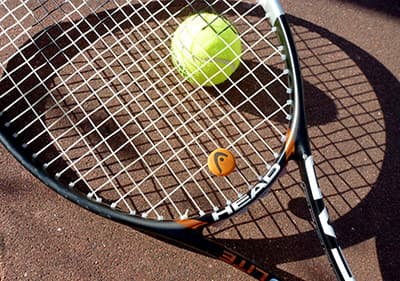 Spielen Sie Tennis in einem der Tennisclubs oder auf einem Tennisplatz in Ligurien