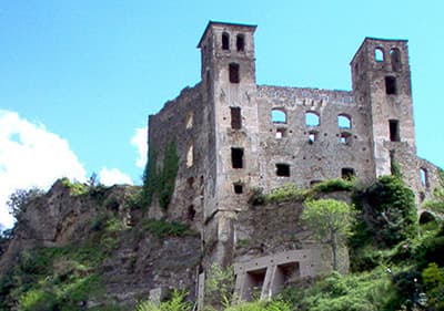 Die Burg von Dolceacqua krönt den Berg der Altstadt
