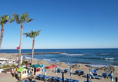 Strandbad mit Sonnenliegen und Palmen in Arma di Taggia 