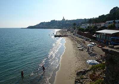 Der Strand in Bussana Vecchia ist Kies-und Sandgemisch