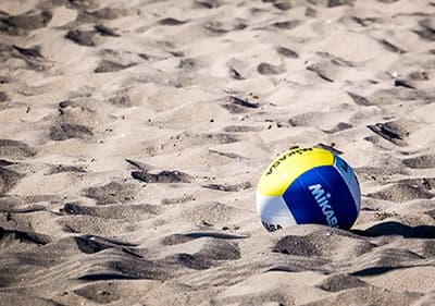 Genießen Sie ein Beachvolleyballspiel an der ligurischen Küste in einem der zahlreichen Volleyballfelder