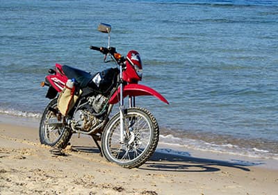 Mieten Sie Motorräder oder Scooter in Ligurien und genießen Sie die wunderschöne Aussicht auf die Küste