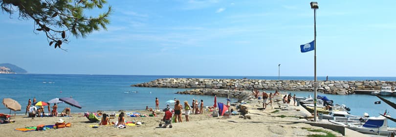 Bandiera Blu strand in San Lorenzo al Mare, Ligurien