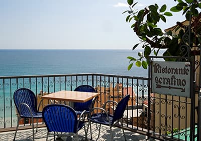 Blick vom Balkon des Cafe in Cervo auf das blaue Meer