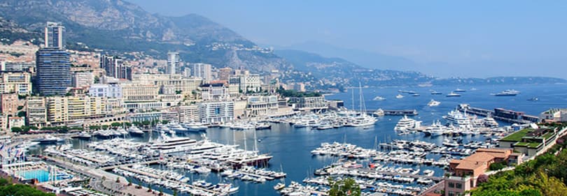 Blick auf den Hafen von Monaco mit seinen exklusiven Yachten