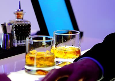Zwei Gläser Whisky in einem Nachtclub