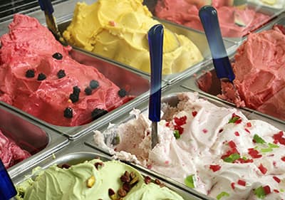 Eiswannen locken gefüllt mit tollen Creme-Eis Sorten in einer alten ligurischen Gelateria