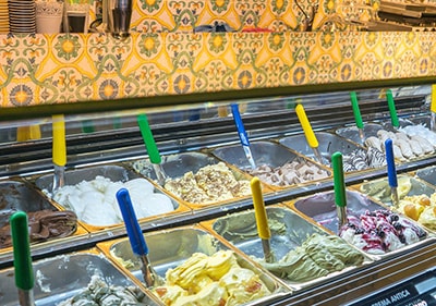 Lockende Auslage frischer Eissorten schön verziert in einer ligurischen Eisdiele