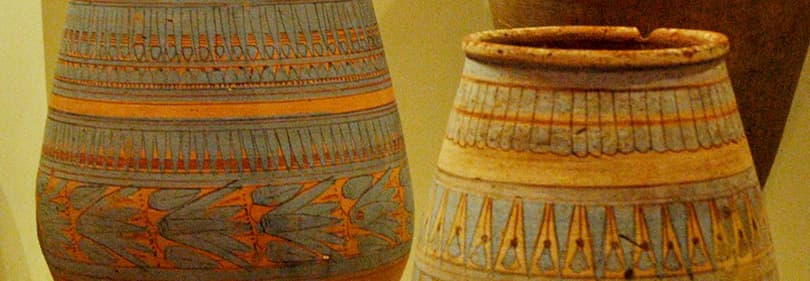 Keramik-Vasen in einem Museum in Ligurien
