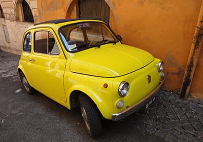 Klein Auto Fiat in Ligurien