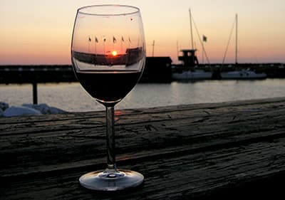 Rot Wein neben den Hafen am Abend in Ligurien