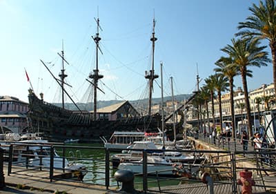 Großen Piratenschiff im Hafen von Genua in Ligurien