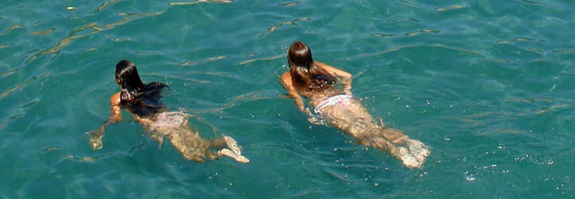 Zwei Mädchen schwimmen in Alassio