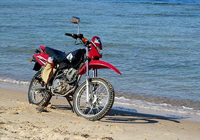 Motorrad neben dem Meer in Ligurien