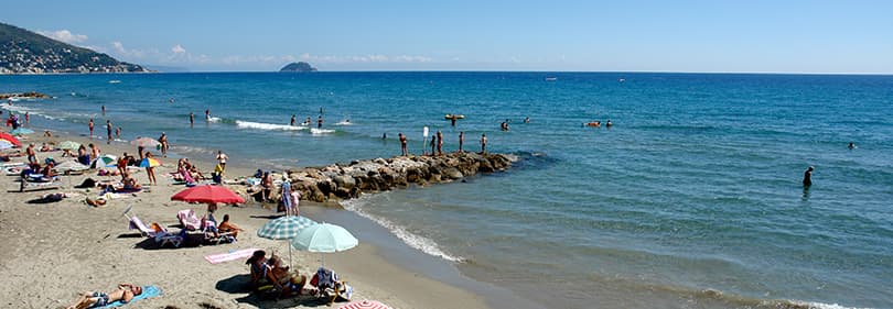 Strand in Laigueglia, Ligurien
