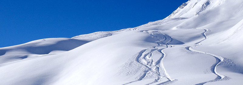 Ein Berg mit viel Schnee für den Wintersport
