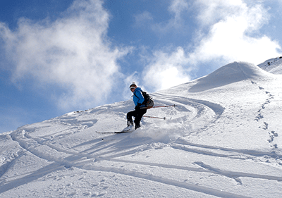 Ein Skifahrer auf einem Berg im Winter