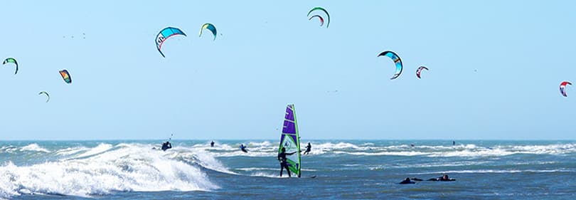 Windsurfer im offenen Meer in Ligurien