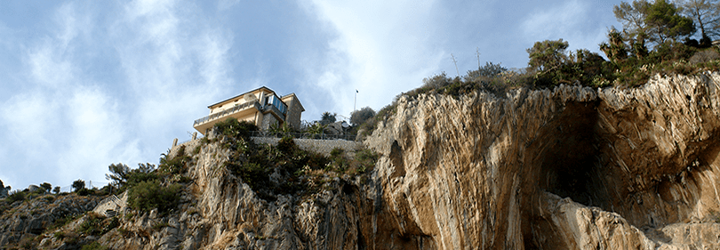 Ein Blick auf Grotten von Balzi Rossi in Italien