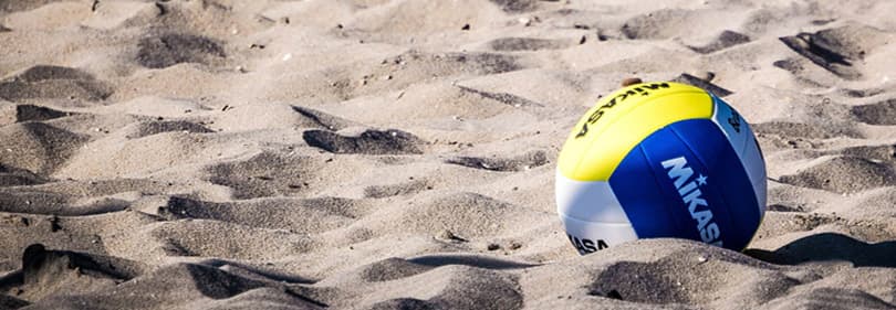 Beach Volleyball am ligurischen Sandstrand, Italien