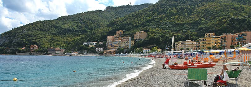 Strand in Noli, Ligurien, Italien