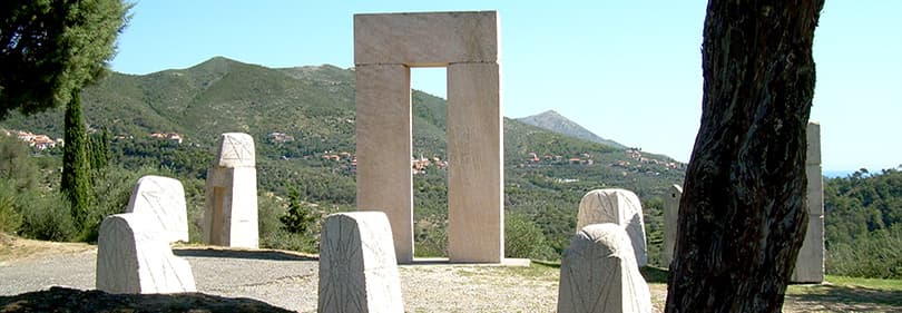 Steinskulpturen in Arroscia Tal