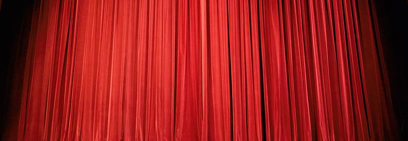 Rote Vorhänge - Beginn einer Aufführung im Theater Liguriens